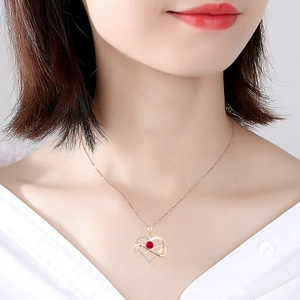 Dettaglio collana cuore infinito oro rosa con pietra rossa e incisione I love you