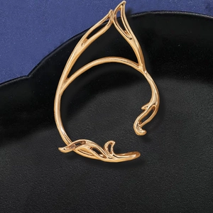 Minimalistischer goldener Ohrclip mit Katzenohren-Umriss und geometrischem Design