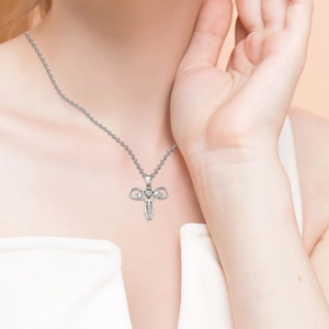 Collier utérus en argent avec zircon coeur et perle blanche sur modèle féminin