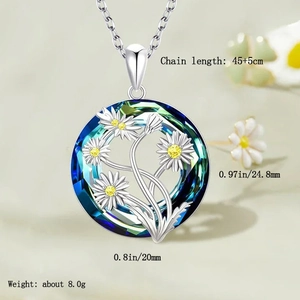 Dettaglio della collana con ciondolo a margherita in cristallo da 24,8mm e catena da 45cm