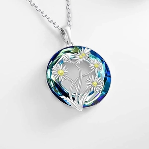 Elegante collana a margherita d'argento con ciondolo in cristallo blu e catena in metallo