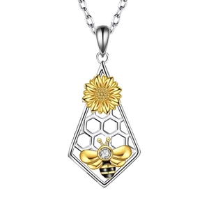 Collar de nido de abeja con girasol dorado y colgante de abeja en fondo blanco