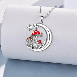 Halskette mit Stern, Mond und Pilzanhängern mit roter Emaille auf silberner Kette