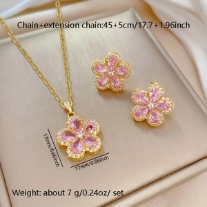 Détail de l'élégant ensemble collier et boucles d'oreilles fleur de cerisier doré