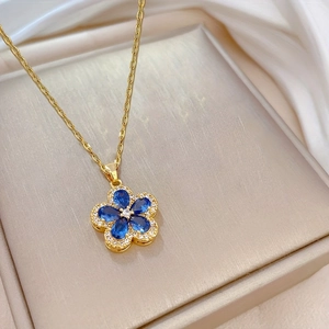 Collier fleur de cerisier doré élégant avec pétales bleus et micro-pavé de cristaux
