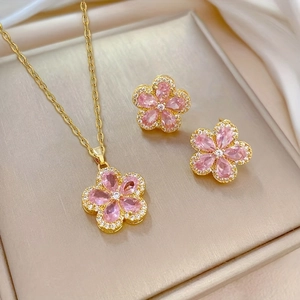 Parure bijoux fleur de cerisier avec cristaux roses et finition dorée chic