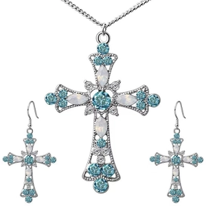 Vue détaillée du pendentif croix en argent et boucles d'oreilles aux strass bleus