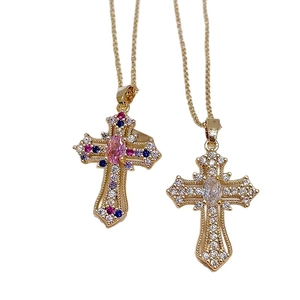 Elegante vergulde kruishanger ketting met kleurrijke edelstenen en witte zirkoniasteen