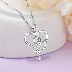 Collar estetoscopio de plata con corazón de circón en un elegante soporte