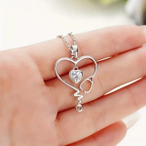 Elegante collar de estetoscopio con corazón de circón, joyería creativa para enfermeras