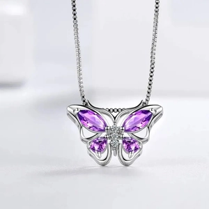 Elegante zilveren vlinderketting met paarse kristallen aan een fijne box-ketting