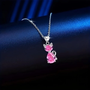 Makroaufnahme einer Katzenkette mit rosa Kristallanhänger und feiner Silberkette