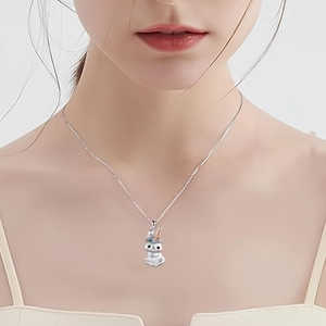 Schattige zilveren konijn hanger ketting met bloemdetails voor dames gedragen