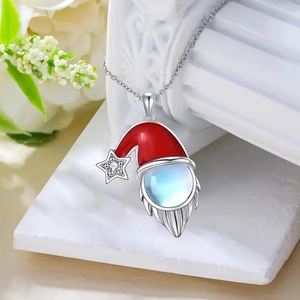 Collana con nano di Natale, cappello in smalto rosso e pietra di luna su marmo bianco
