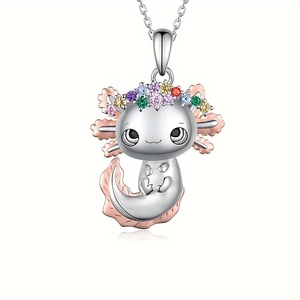 Collana con ciondolo axolotl carino e corona di fiori in zirconia colorata su metallo