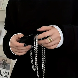 Bague géométrique large minimaliste avec chaîne argentée pour un style de haute couture