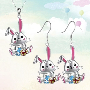 Parure collier et boucles d'oreilles lapin rose mignon avec détails d'œuf de Pâques
