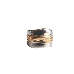 Bague large bicolore moderne avec base argentée et fils dorés entrelacés