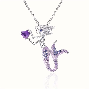 Détail du pendentif sirène avec cœur violet et queue en cristal sur une chaîne argentée