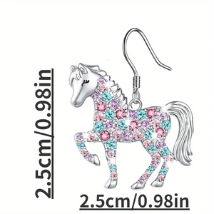 Detalle de pendientes de poni de colores con pedrería de 2,5 cm por 2,5 cm
