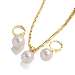 Elegantes Gold-Perlenschmuck-Set mit einer Anhängerkette und passenden Ohrhängern