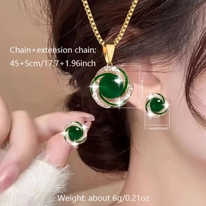 Elegante groene parel sieradenset met gouden halsketting en oorknopjes voor dames
