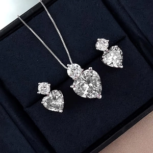 Elegantes herzförmiges Schmuckset mit Halskette und Ohrringen mit klaren Kristallen