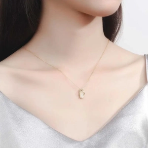 Elegante gouden ketting met een fonkelende pavé waterdruppel hanger op een model