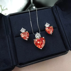 Schmuckset mit rosa Herz-Kristall-Halskette und Ohrringen in schwarzer Geschenkbox