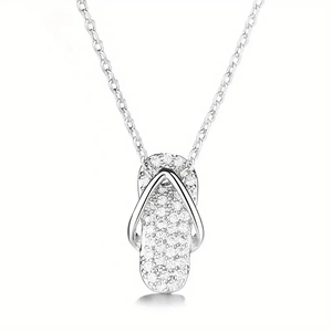 Glinsterende zilveren slipper hanger ketting met zirkonia op witte achtergrond
