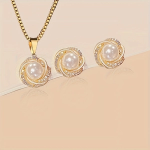 Macro-opname van elegante gouden parel sieradenset met glinsterende zirkoon details