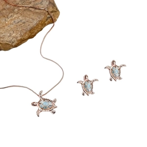 Schmuckset Schildkröte aus Roségold mit blauem Opal Anhänger und passenden Ohrsteckern