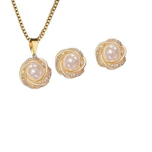 Elegante gouden ketting en oorbellen set met ronde parels en glinsterende kristallen accenten