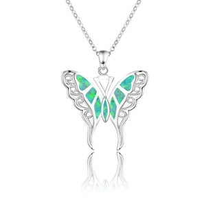 Elegante collar con colgante de mariposa de opalo verde en una cadena de plata pulida
