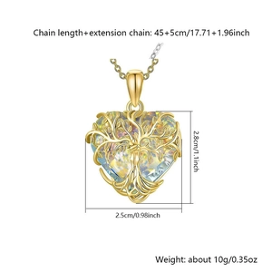 Collier cœur arbre de vie doré avec cristal arc-en-ciel et dimensions sur fond blanc