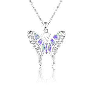 Collar elegante con colgante de mariposa de opalo en una cadena plateada con reflejo