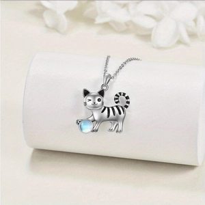 Detalle del colgante de gato en plata S925 con una piedra de opalo azul y cadena fina