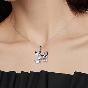 Detalle del collar de gato plateado con perla azul de piedra lunar en el cuello