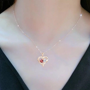 Collar con colgante de corazón en oro rosa para mujer con rubí y circón en el cuello
