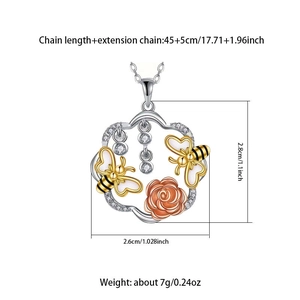 Collana con ciondolo a cuore con ape e rosa, dimensioni 2,8cm x 2,6cm e catena regolabile