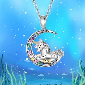 Collana con unicorno e mezzaluna con cristalli arcobaleno su una catena in argento
