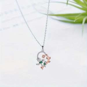 Collana con ciondolo a cuore con colibrì e fiori in argento e oro rosa