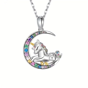 Collana con unicorno su mezzaluna e zirconi multicolori scintillanti in argento