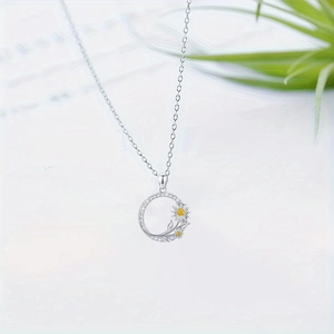 Silberne Sonnenblumen-Halskette mit hohlem Ring-Anhänger und feinen Kristall-Verzierungen