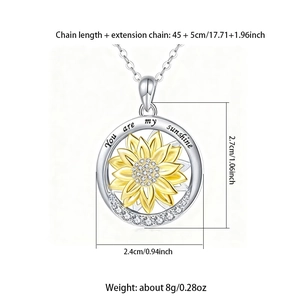 Détail du pendentif tournesol avec gravure You are my sunshine et cristaux brillants