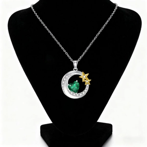 Elegante collar de media luna con gema de corazón verde y diamantes para mujer