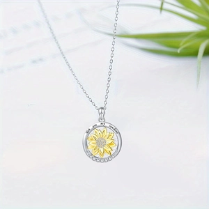 Collier pendentif tournesol en argent gravé You are my sunshine avec une chaîne fine