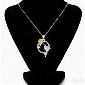Elegante Kolibri und Blumen Halskette mit Diamanten auf schwarzem Display Anhänger