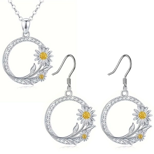 Halskette und Ohrringe Set mit Gänseblümchen Blume und Kristall Hohlring Anhänger
