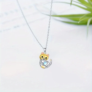 Collana con ciondolo a gatto dei cartoni animati con pietra di luna blu e dettagli dorati